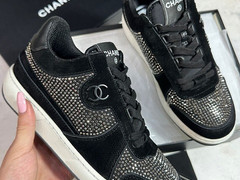 Женские кроссовки Chanel черные с кристаллами