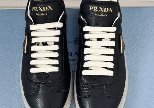 Женские черные кожаные кроссовки Prada
