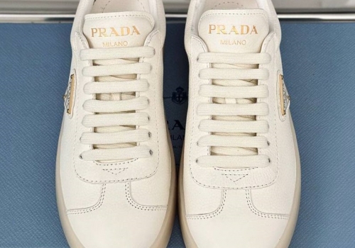 Женские белые кожаные кроссовки Prada
