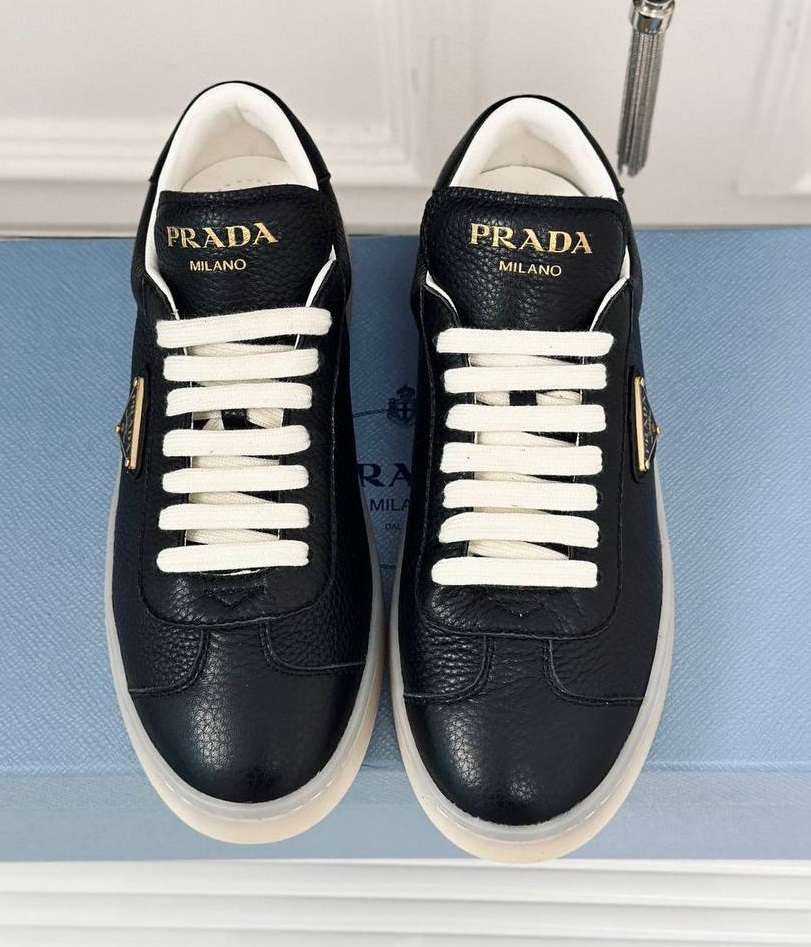 Черные кожаные кроссовки Prada