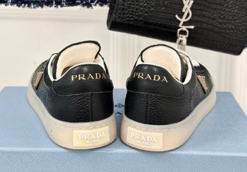 Черные кожаные кроссовки Prada