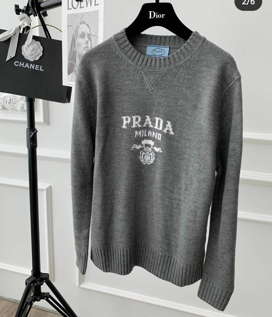 Женский серый свитер Prada