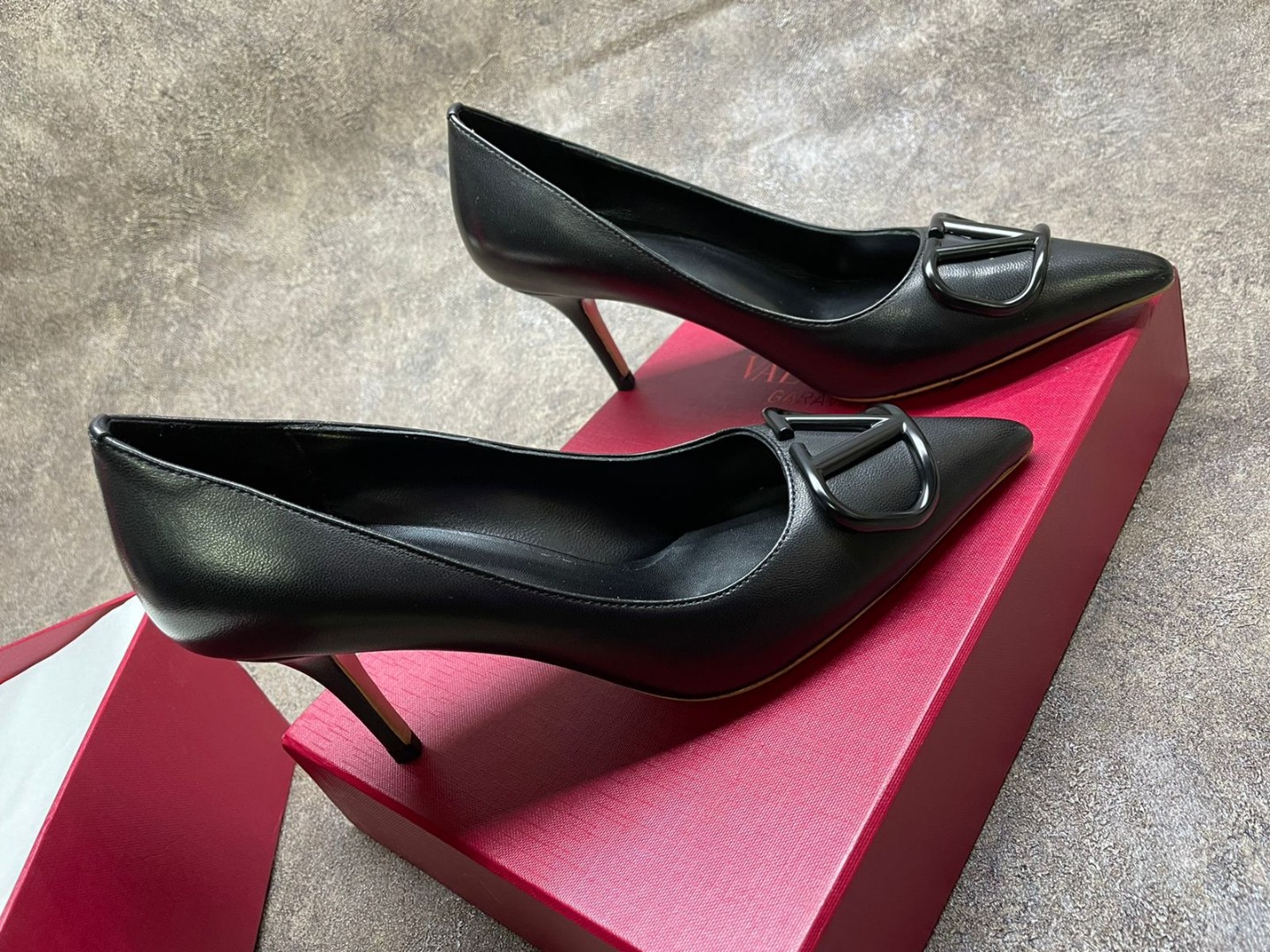 Кожаные женские туфли Valentino Garavani черные