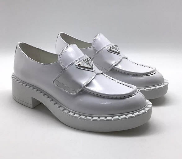 Кожаные женские ботинки Prada белые
