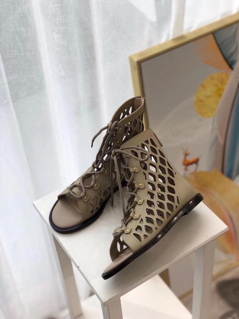 Женские бежевые ботинки Christian Dior