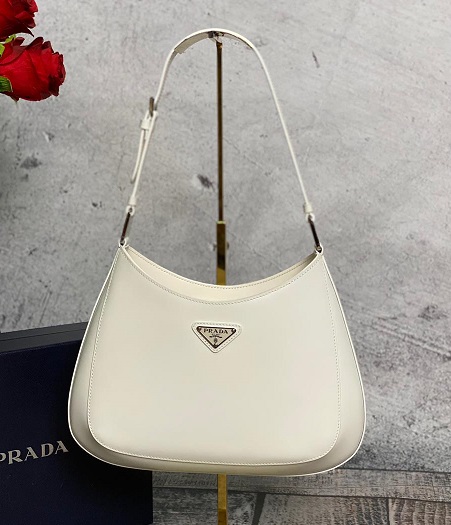 Кожаная сумка Prada Cleo белая