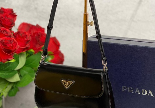 Кожаная сумка Prada Cleo черная