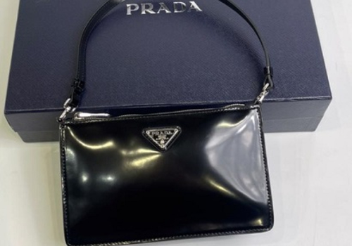 Женская кожаная сумка Prada черная