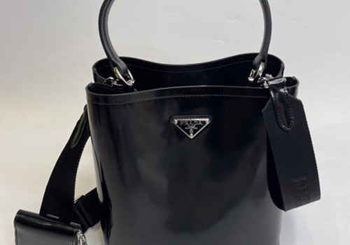 Женская черная кожаная сумка Prada
