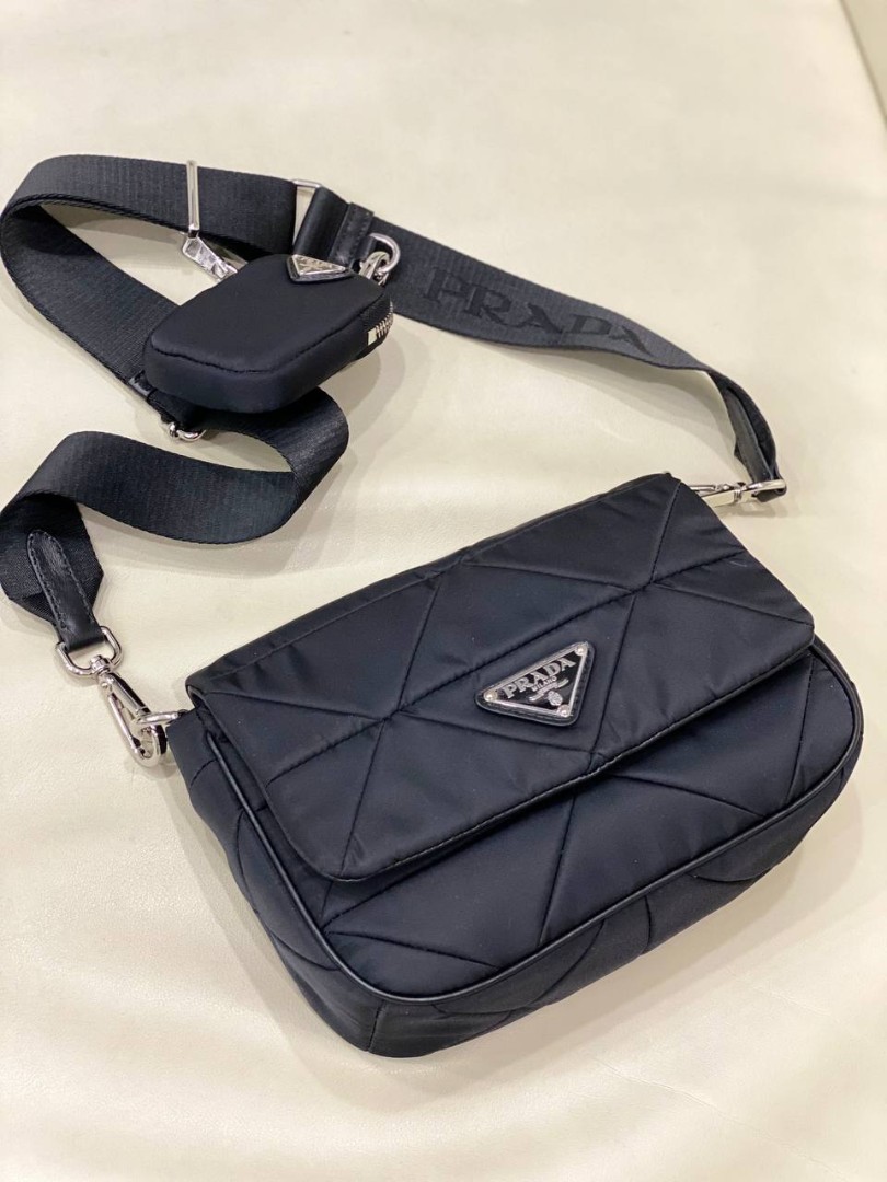Женская сумка из текстиля Prada Re-Edition 2000 черная