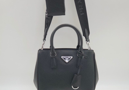 Кожаная сумка Prada Re-Edition 2000 черная