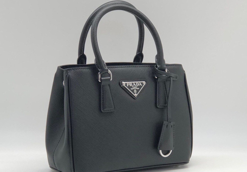 Кожаная сумка Prada Re-Edition 2000 черная