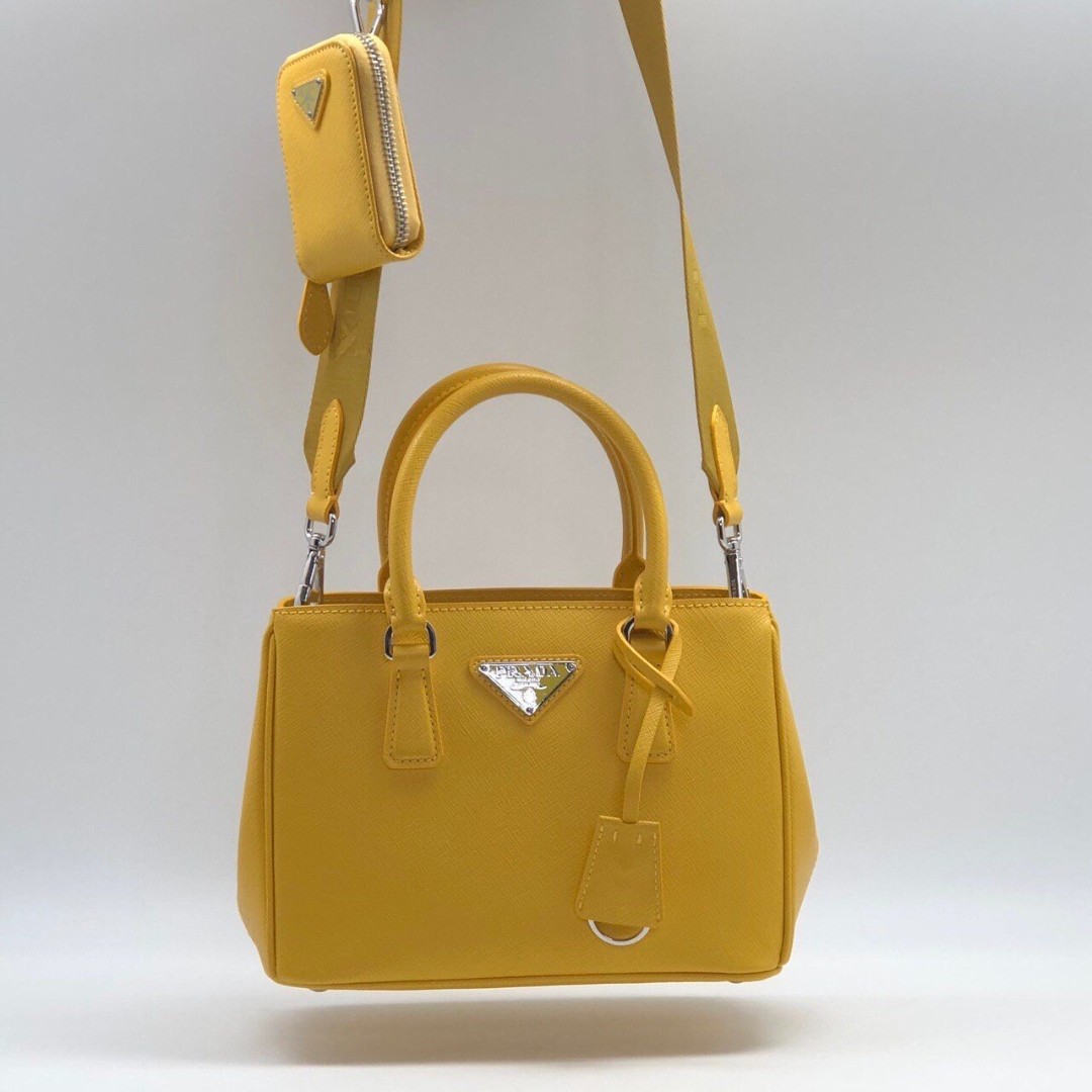 Кожаная сумка Prada Re-Edition 2000 желтая