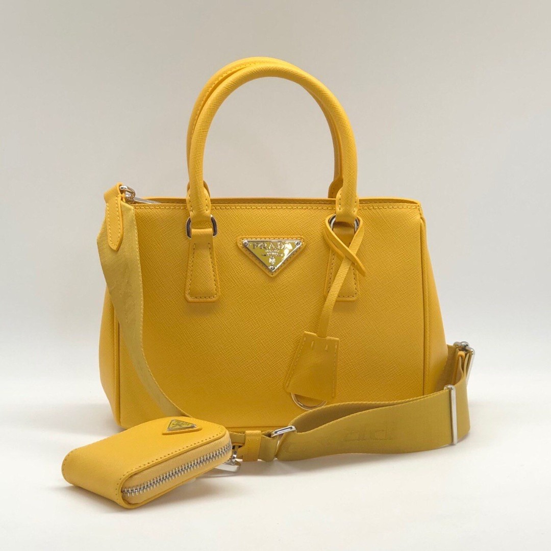 Кожаная сумка Prada Re-Edition 2000 желтая