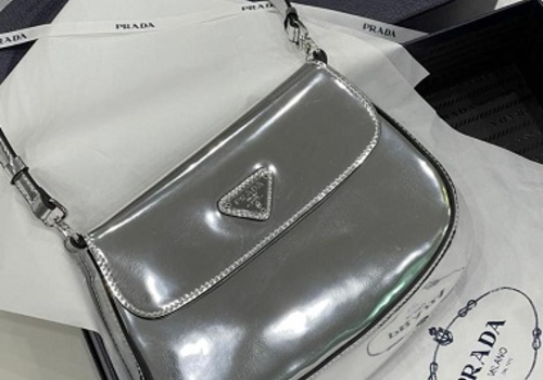 Кожаная сумка Prada Cleo серебро