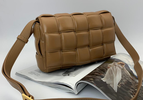 Женская сумка Bottega Veneta Padded Cassette коричневая