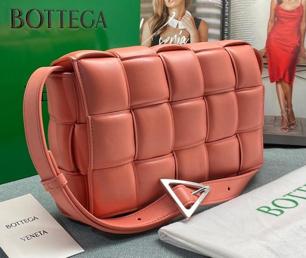 Женская сумка Bottega Veneta Padded Cassette розовая