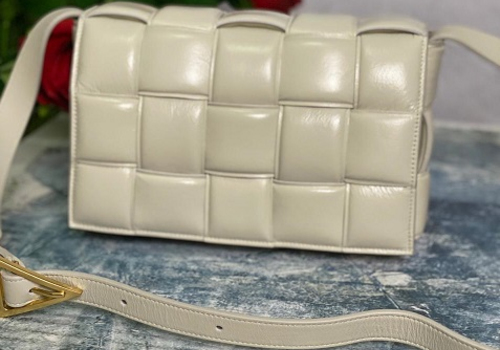 Женская сумка Bottega Veneta Padded Cassette молочная