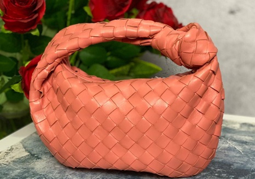 Розовая кожаная сумка Bottega Veneta Jodie