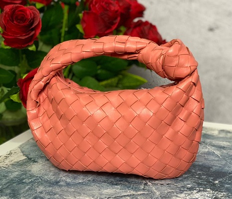 Розовая кожаная сумка Bottega Veneta Jodie