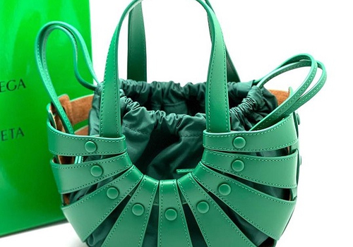 Женская кожаная сумка Bottega Veneta Shell зеленая