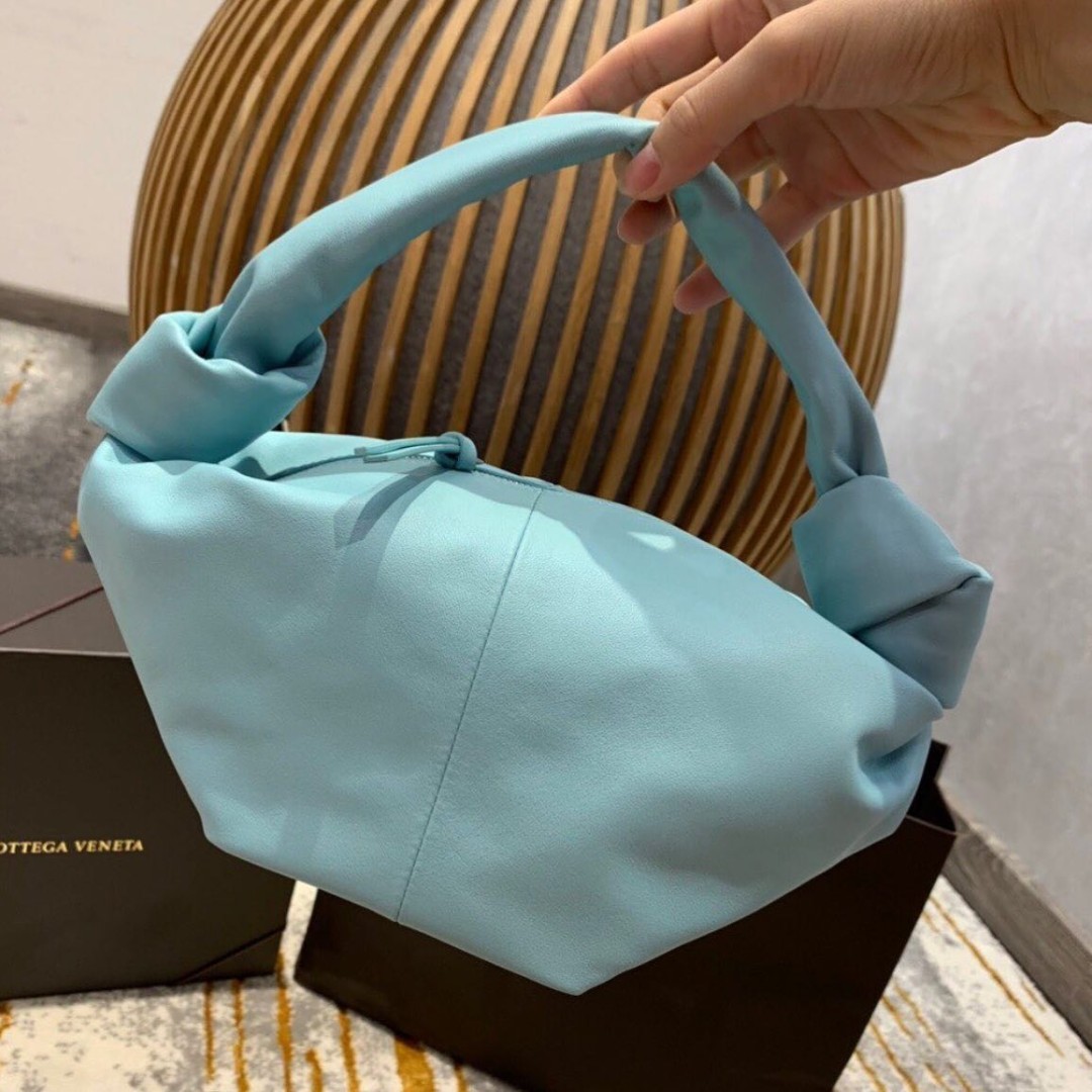 Голубая кожаная сумка Bottega Veneta Borsa