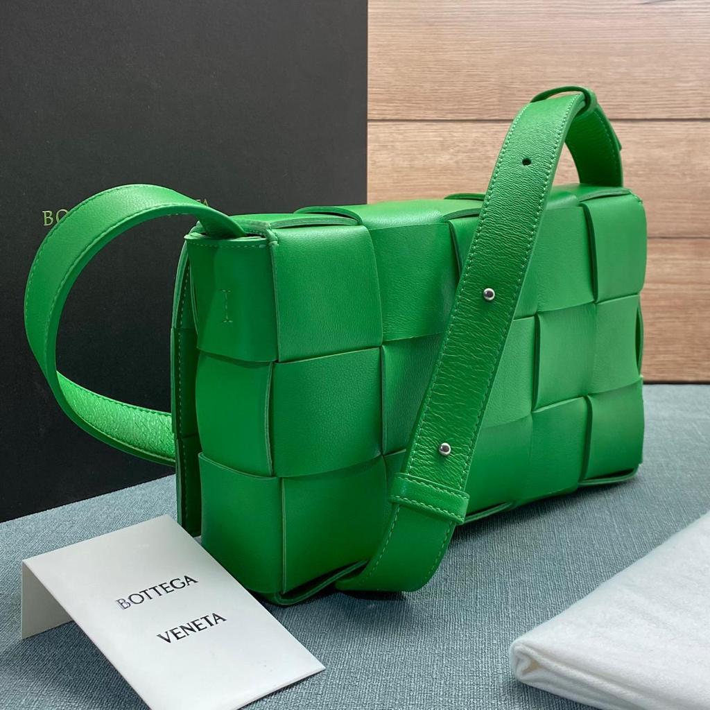 Кожаная сумка Bottega Veneta Padded Cassette зеленая