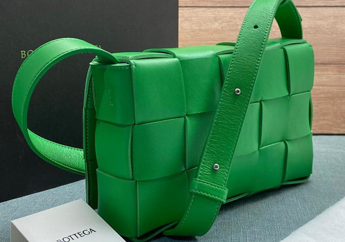 Кожаная сумка Bottega Veneta Padded Cassette зеленая