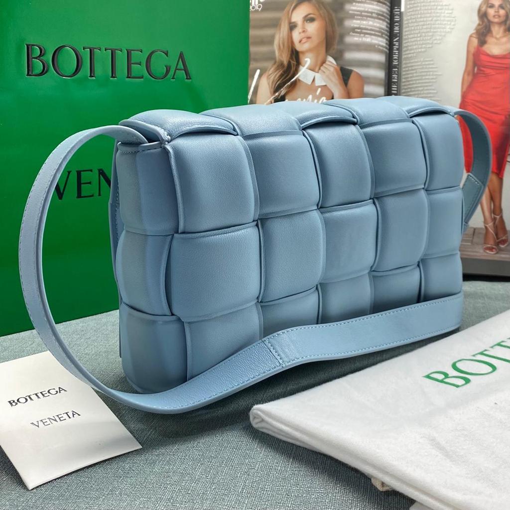 Женская кожаная сумка Bottega Veneta Padded Cassette голубая
