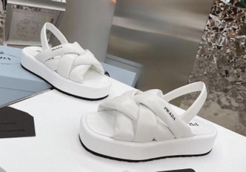 Белые кожаные сандалии Prada