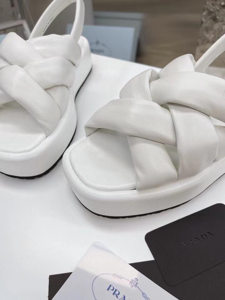 Белые кожаные сандалии Prada