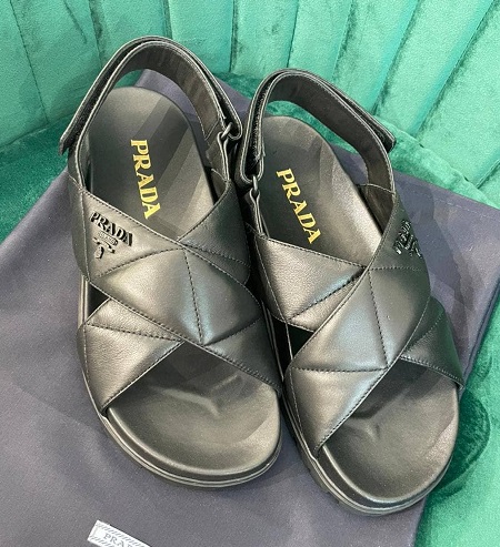 Черные кожаные сандалии Prada