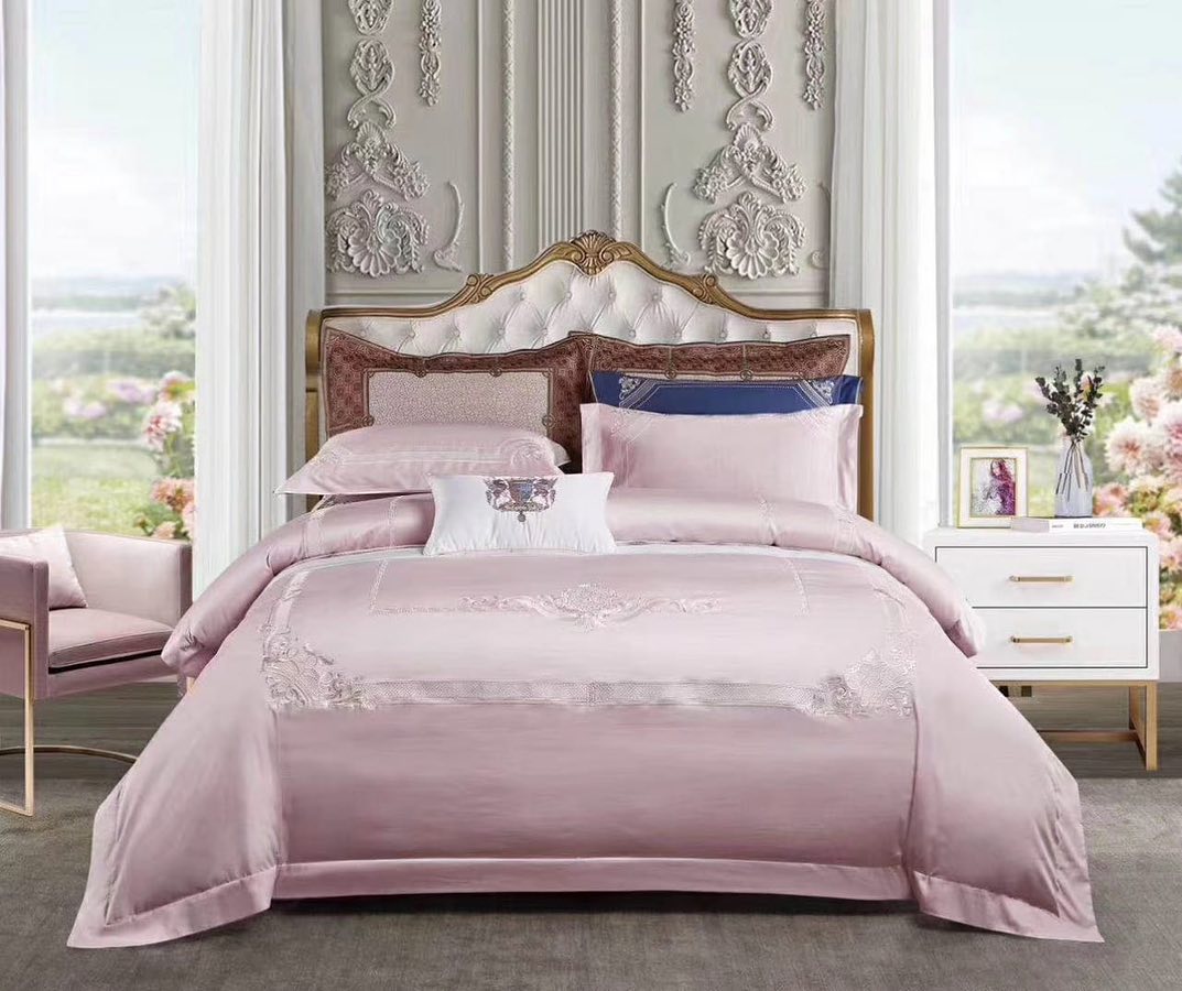 Постельное белье в стиле La Perla розовое сатин люкс