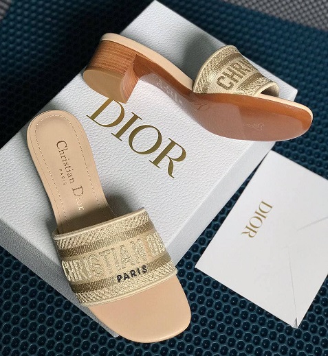 Босоножки Christian Dior бежевые на каблуке