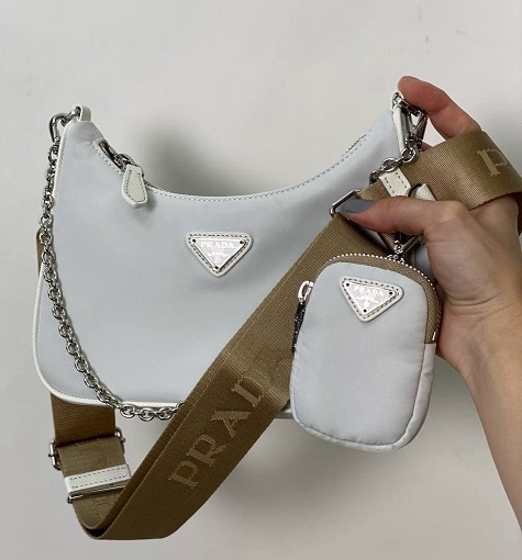 Женская сумка Prada Re-Edition 2000 белая