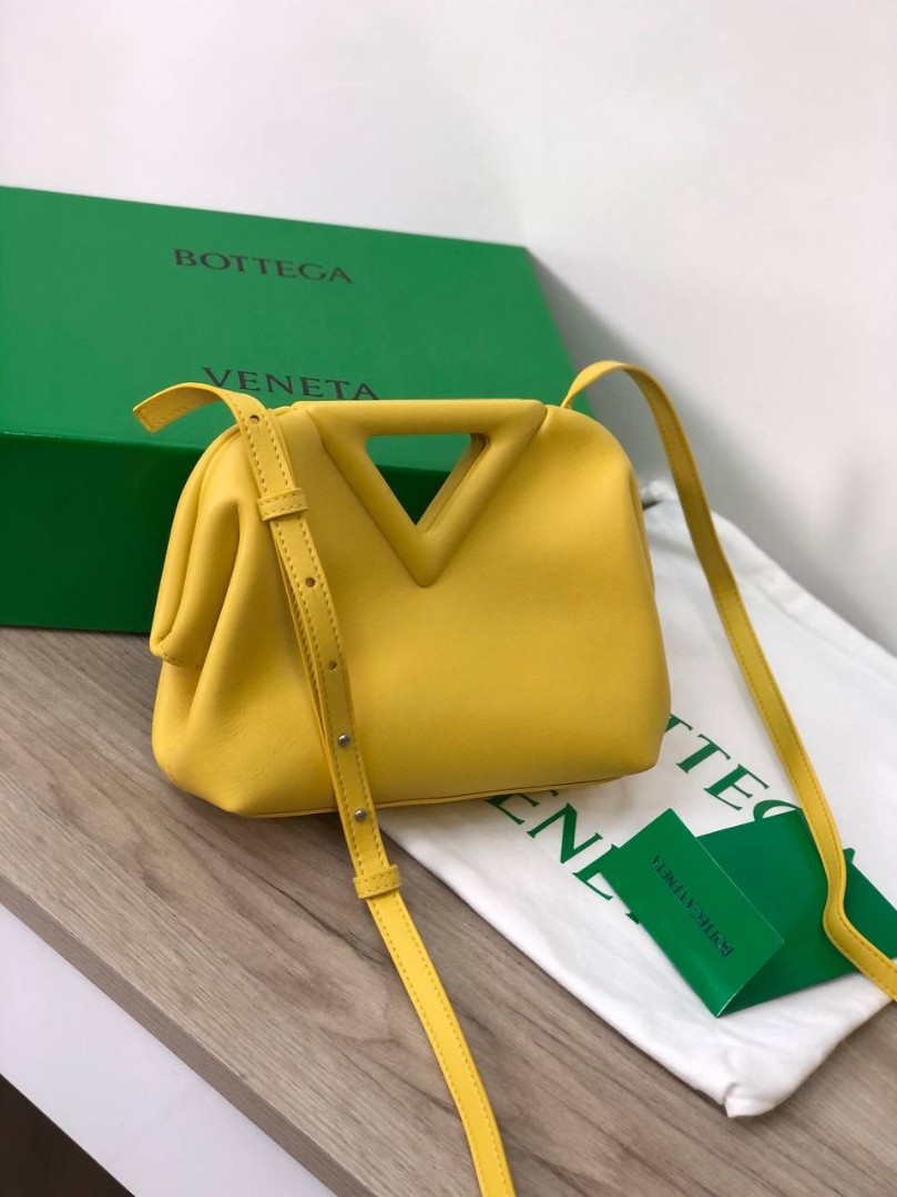 Желтая кожаная сумка Bottega Veneta Point Mini