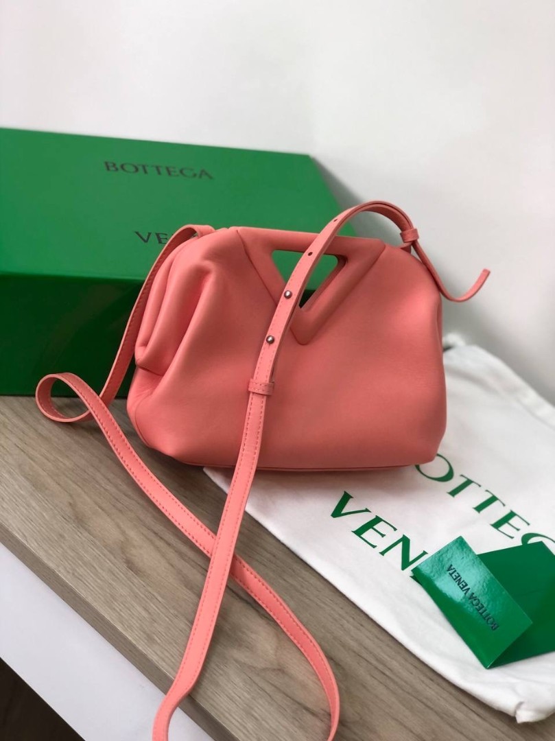 Розовая кожаная сумка Bottega Veneta Point Mini