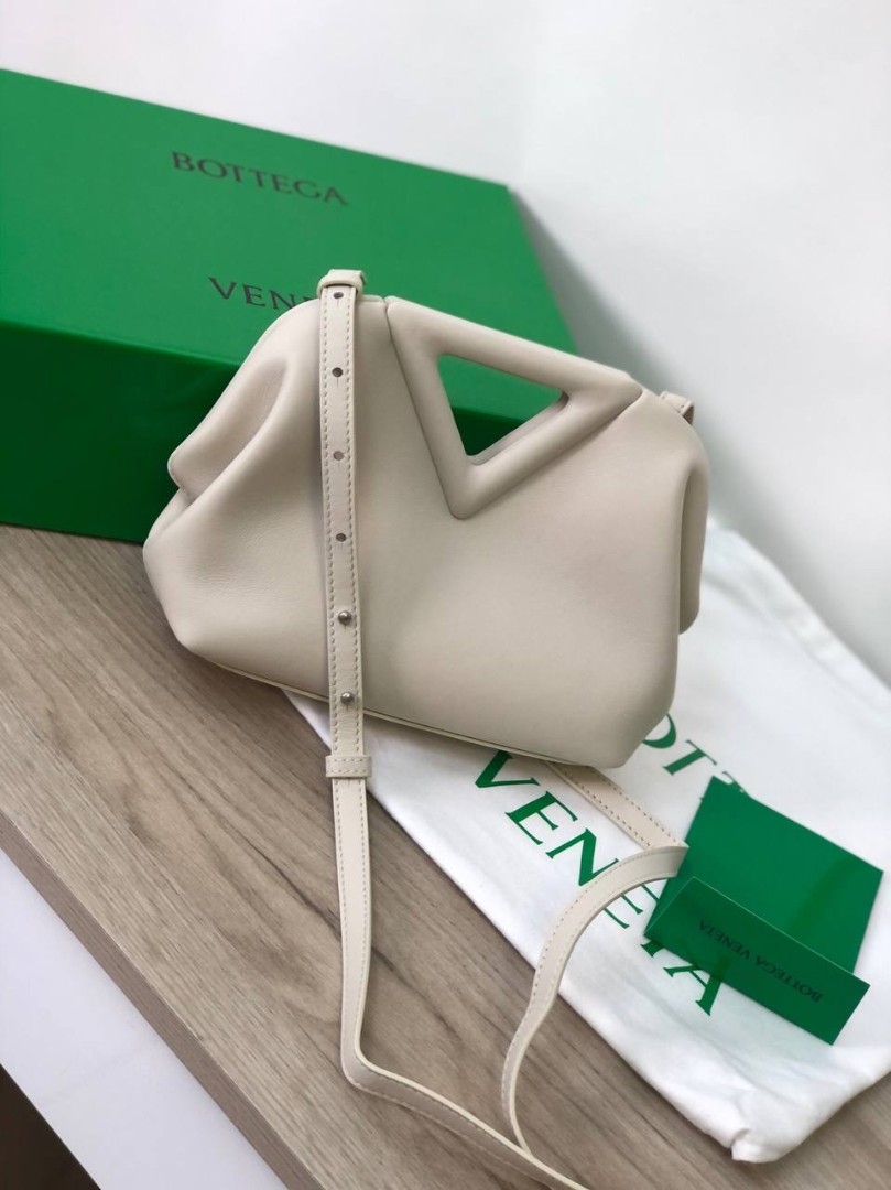 Белая кожаная сумка Bottega Veneta Point Mini