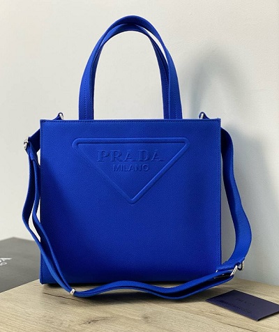 Женская синяя сумка Prada