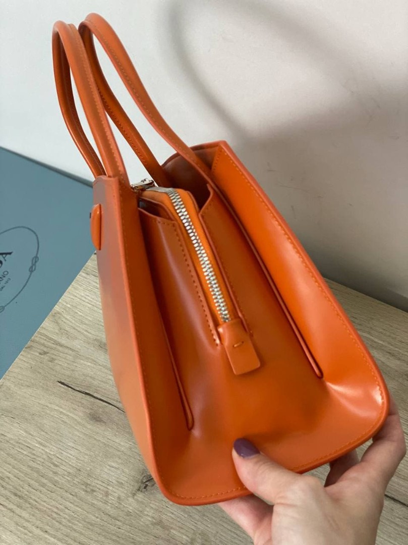 Женская оранжевая сумка Prada