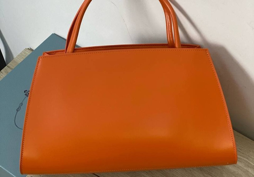 Женская оранжевая сумка Prada