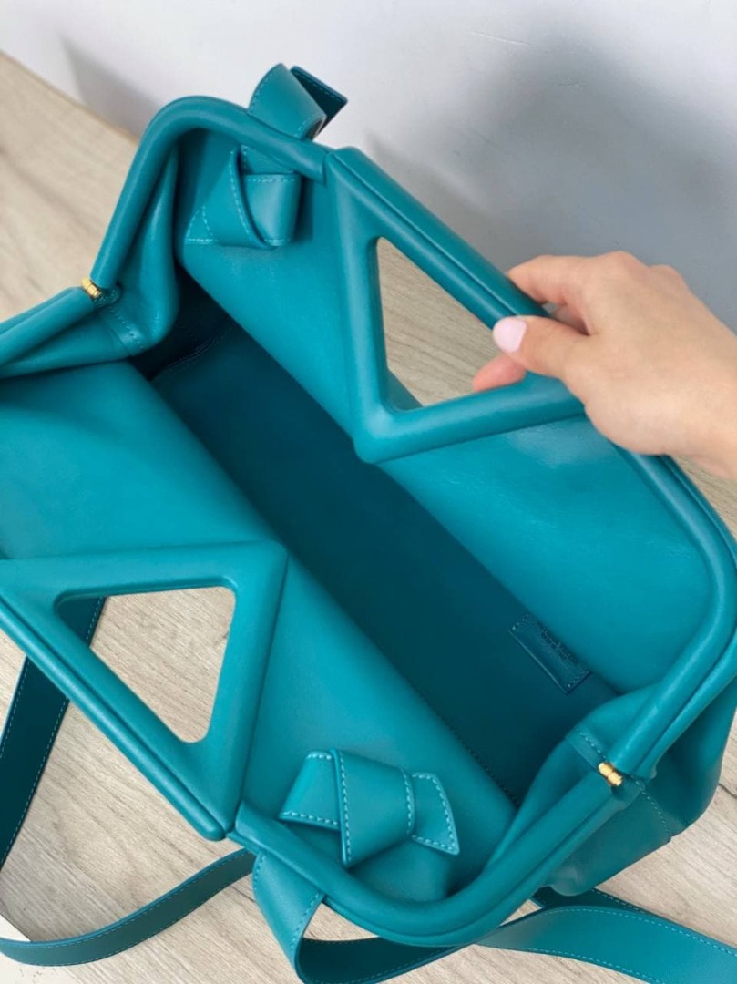 Кожаная сумка Bottega Veneta Point Medium синяя