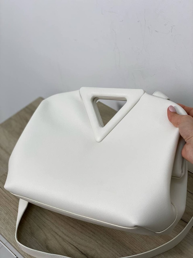 Кожаная сумка Bottega Veneta Point Medium белая