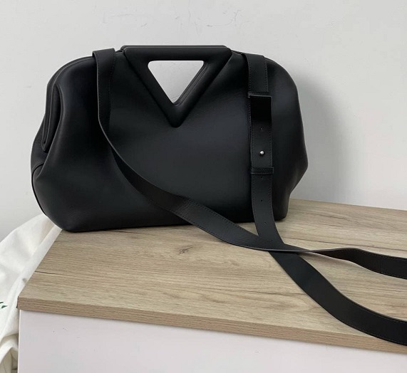 Кожаная сумка Bottega Veneta Point Medium черная