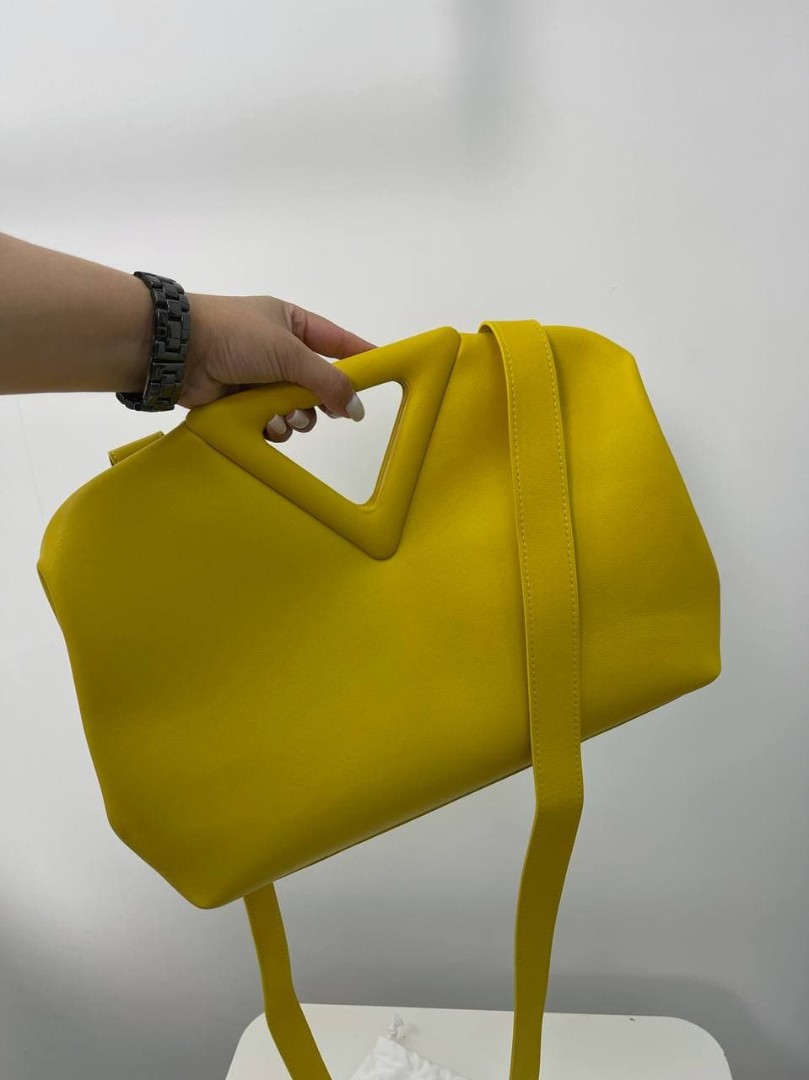 Кожаная сумка Bottega Veneta Point Medium желтая