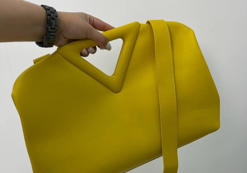 Кожаная сумка Bottega Veneta Point Medium желтая