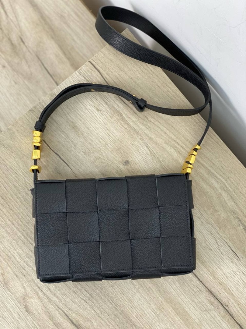 Кожаная черная сумка Bottega Veneta Padded Cassette