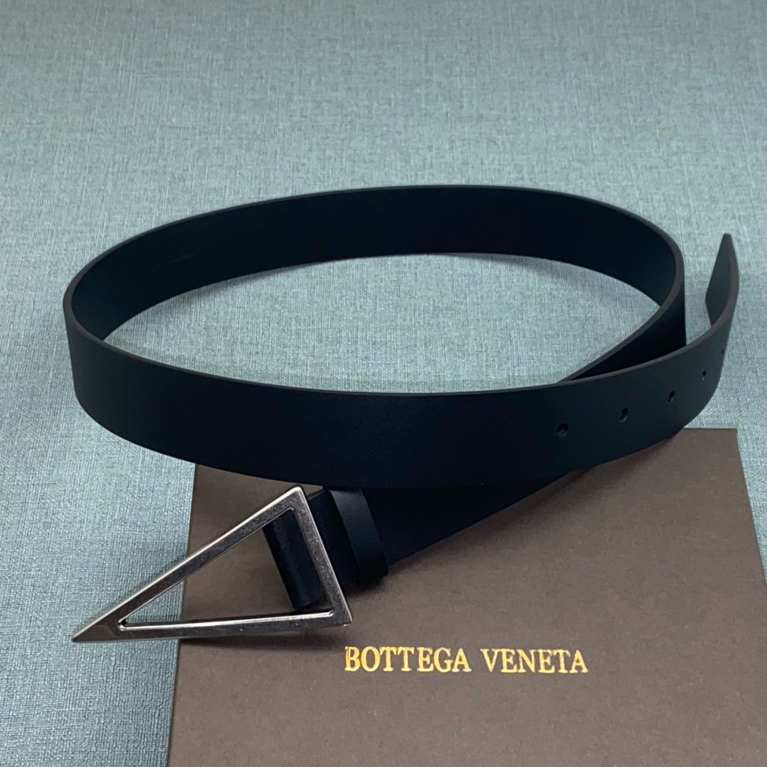 Женский кожаный черный ремень Bottega Veneta