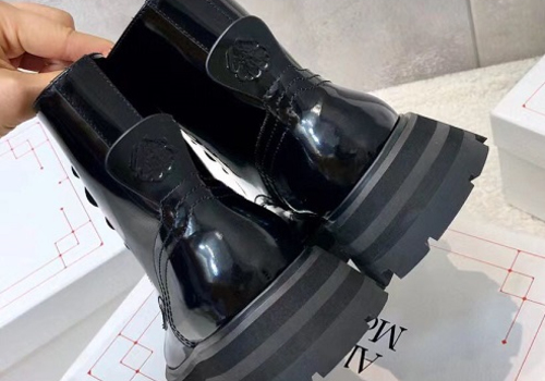 Женские кожаные ботинки Alexander McQueen черные