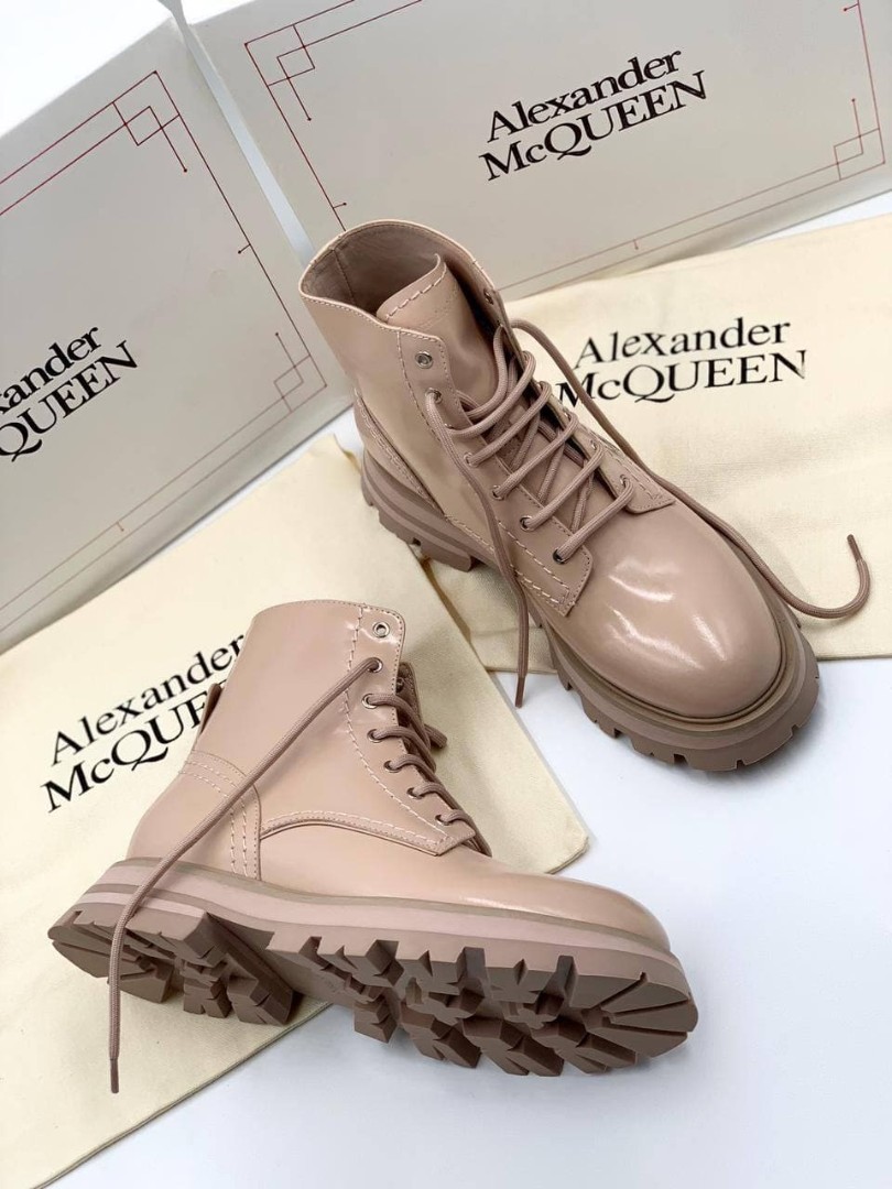 Женские кожаные ботинки Alexander McQueen бежевые